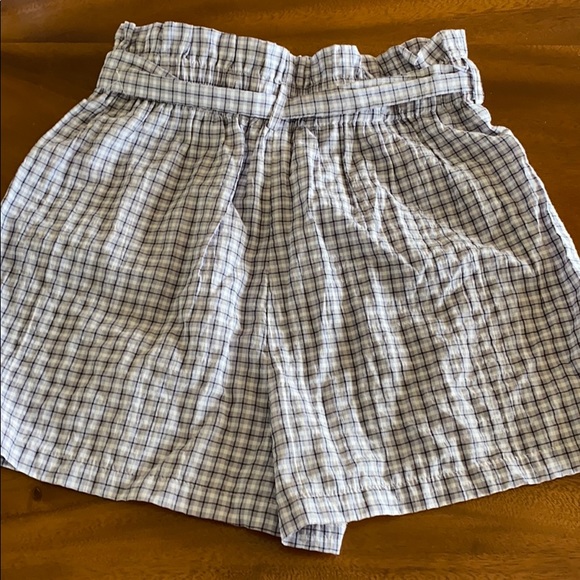 Urban Outfitters high waisted shorts - Picture 2 of 3